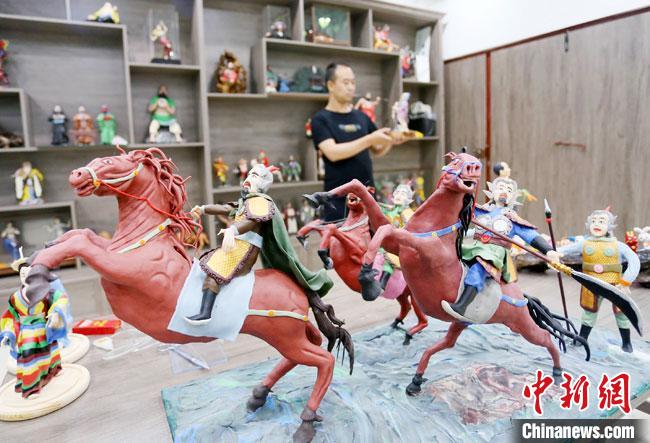 安秋平是成州面塑第五代傳承人，也是當?shù)匚ㄒ粓允孛嫠苤谱鞯娜??！「哒?攝