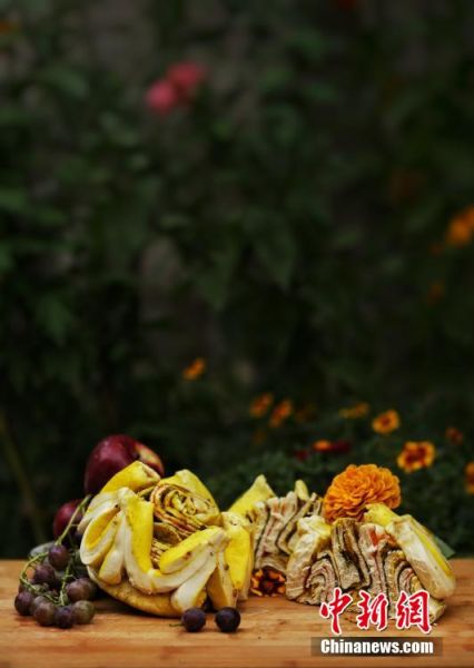 圖為做好的月餅，狀似玫瑰，切開后層層疊疊，色彩斑斕。張文 攝