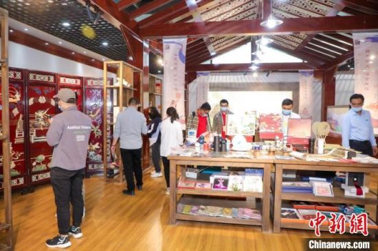 圖為甘肅“一會一節(jié)”期間，位于敦煌的天水市展館中，民眾觀賞文創(chuàng)產(chǎn)品?！「拭C省文化和旅游廳供圖