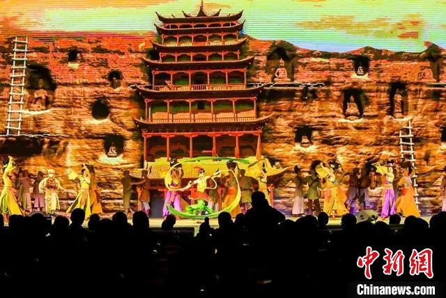 開(kāi)幕式文藝展示“相約敦煌”，通過(guò)數(shù)字技術(shù)將莫高窟“搬到”演出現(xiàn)場(chǎng)?！「拭C省文化和旅游廳供圖