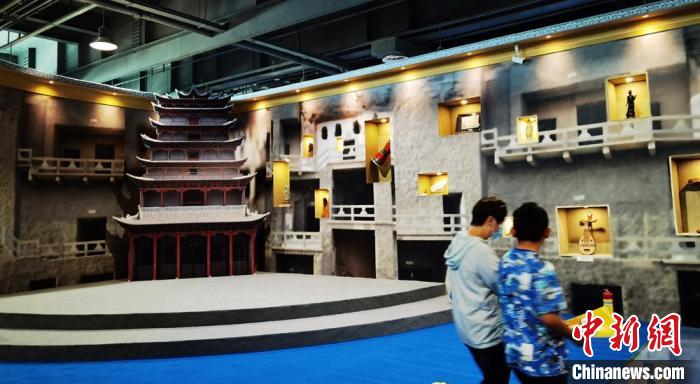 該展覽還借助科技手段，復(fù)原“藏經(jīng)洞”場景，將莫高窟“搬進(jìn)”展廳。　丁思 攝