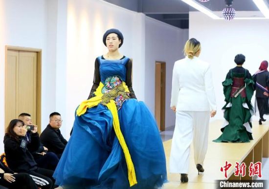 東鄉(xiāng)繡娘在T臺(tái)走秀?！「哒?攝