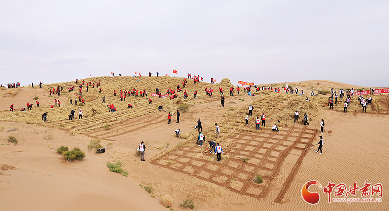 甘肅省委宣傳部、省文明辦、省志愿服務(wù)聯(lián)合會在古浪縣舉行壓沙主題文明實踐志愿服務(wù)活動