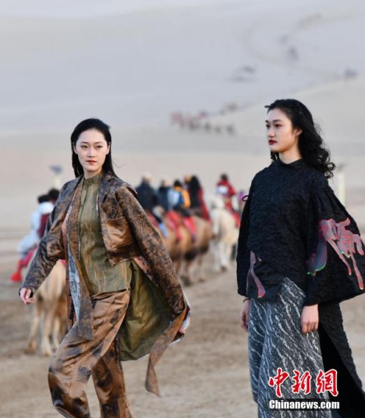 圖為敦煌服裝秀展示。 殷春永 攝