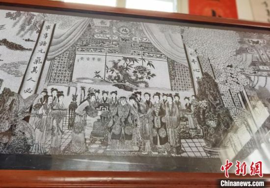 圖為陶世清的影雕作品?！钅?攝