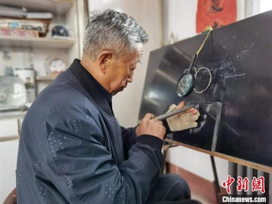 圖為陶世清在創(chuàng)作中。　楊娜 攝