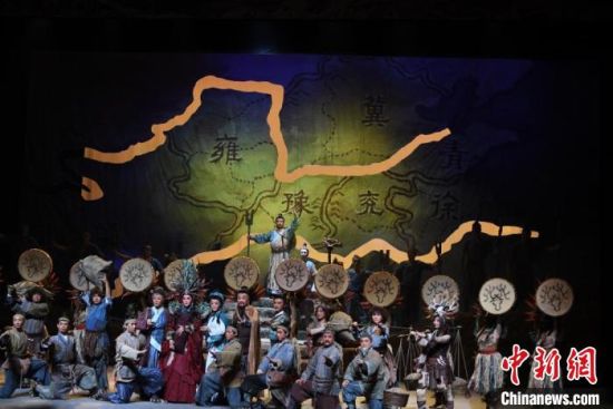 作為隴劇“梅花”，雷通霞在《大禹治水》中甘當“綠葉”，該劇推出后，反響十分熱烈。(資料圖) 楊艷敏 攝