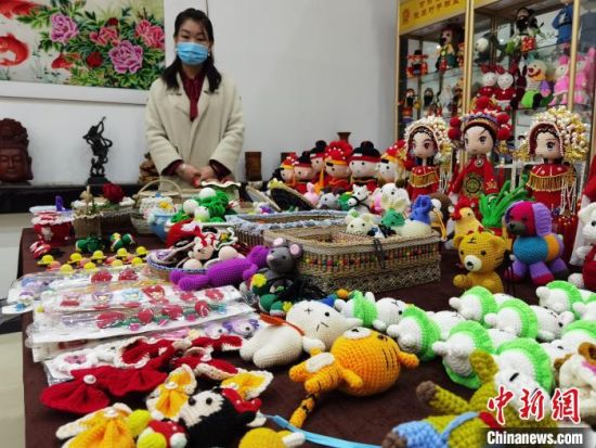 圖為隴原巧手展示手工藝品。(資料圖) 徐雪 攝