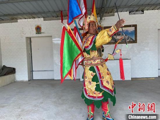 圖為完代才讓在外木村戲臺出演?！∷巫雨?攝