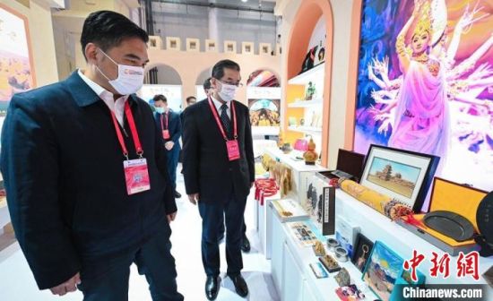 圖為甘肅省副省長孫雪濤(左)與甘肅省文化和旅游廳廳長陳衛(wèi)中(右)一同參觀“甘肅館”。　甘肅省文化和旅游廳供圖