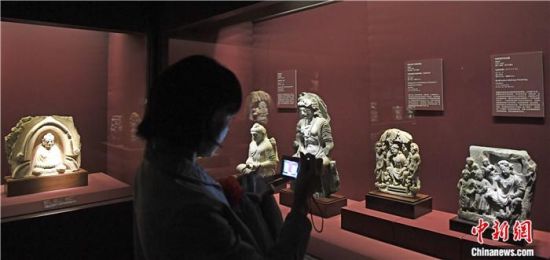 2018年8月，《平山郁夫的絲路世界——平山郁夫絲綢之路美術(shù)館文物展》在甘肅敦煌莫高窟開(kāi)展。中新社記者 楊艷敏 攝