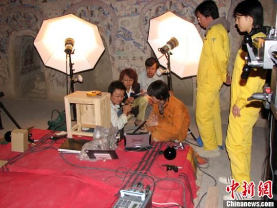 敦煌研究院與日本東京文化財(cái)研究所合作進(jìn)行第285窟多光譜無(wú)損調(diào)查工作現(xiàn)場(chǎng)。中新社發(fā) 婁婕 供圖