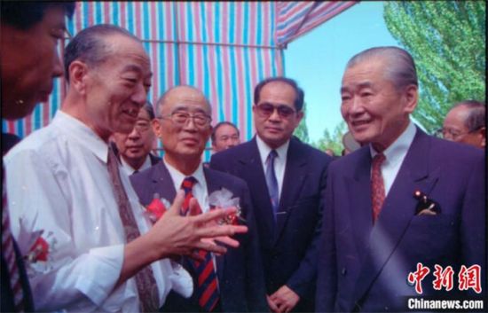 1994年8月，時(shí)任日本首相竹下登(右一)與時(shí)任敦煌研究院院長(zhǎng)段文杰在莫高窟親切交談。中新社發(fā) 婁婕 供圖