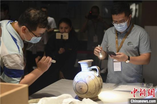 2020年6月，在長(zhǎng)沙博物館舉行“從地中海到中國(guó)：絲路寶藏——平山郁夫絲綢之路美術(shù)館藏文物展”前，專家開(kāi)箱鑒定文物。中新社記者 楊華峰 攝