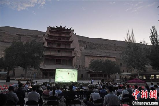 2018年8月，在敦煌莫高窟標(biāo)志性建筑“九層樓”前，《回顧平山郁夫先生的貢獻(xiàn)》座談會(huì)舉行。來(lái)自中日兩國(guó)的專家、學(xué)者共同懷念這位情系敦煌數(shù)十載的繪畫(huà)巨匠、中日友好的文化使者、世界文化遺產(chǎn)的守護(hù)者。中新社記者 楊艷敏 攝