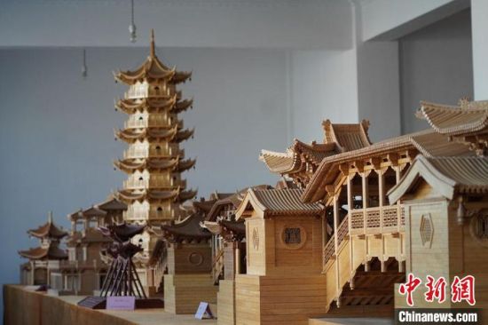 圖為古建筑模型制作技藝傳習(xí)所展廳內(nèi)的微縮古建筑作品?！【琶赖┰?　攝