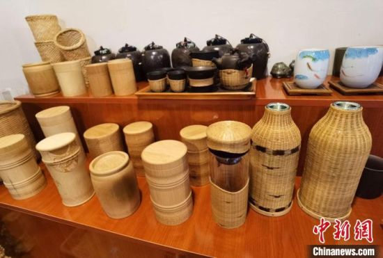 圖為展陳的一件件精致可愛的竹編農(nóng)具工藝品?！●T志軍 攝