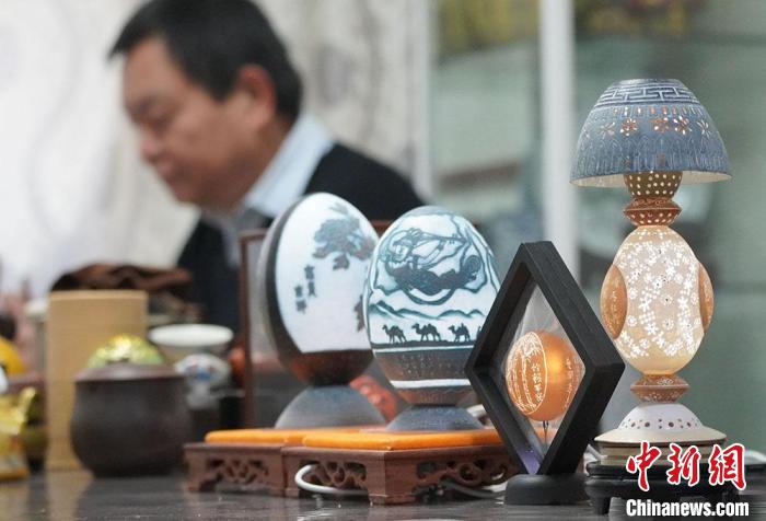 圖為吳義澤完成的蛋雕作品?！【琶赖ぴ?攝