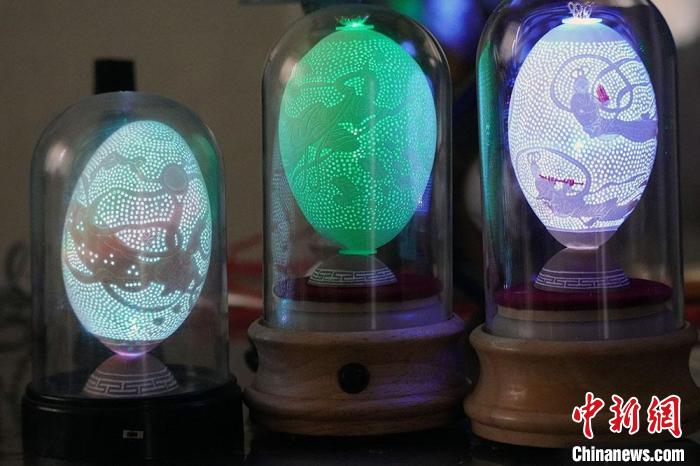 圖為以敦煌飛天為元素的蛋雕作品?！【琶赖ぴ?攝