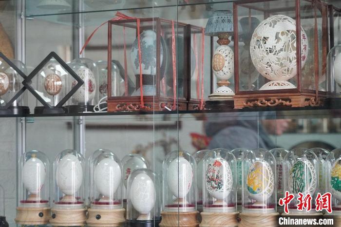 圖為吳義澤收藏柜內(nèi)的蛋雕作品?！【琶赖ぴ?攝
