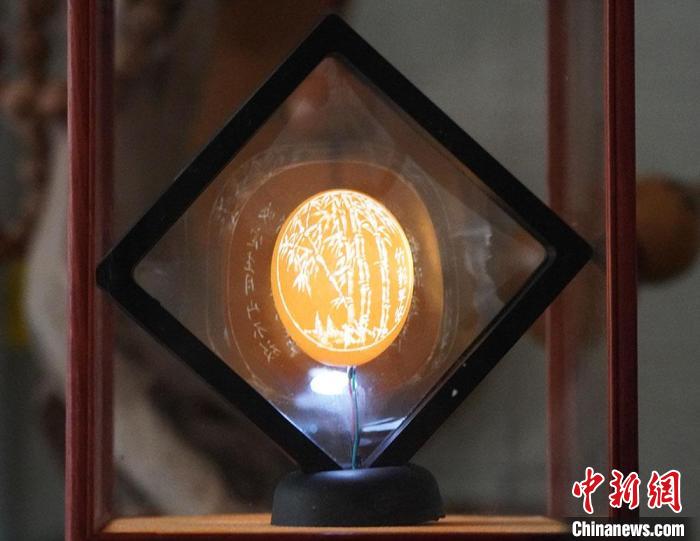 圖為吳義澤新包裝給蛋雕呈現(xiàn)立體感?！【琶赖ぴ?攝