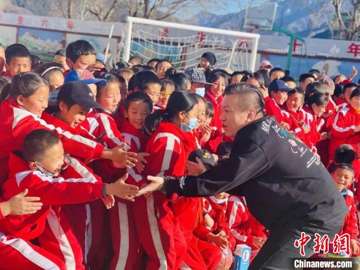 1月初，第五屆“街舞進(jìn)藏鄉(xiāng)”公益助學(xué)活動(dòng)在甘肅甘南結(jié)束，旨在讓藏族學(xué)子感受到街舞魅力?！￡惿菩?攝