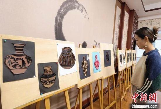 圖為學生用衍紙材料制作的彩陶紋飾。　劉玉桃 攝