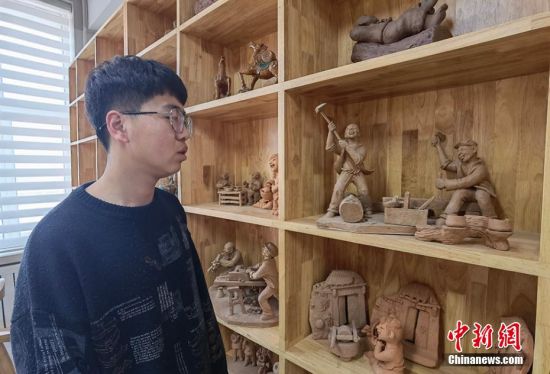 圖為學(xué)生介紹作品。 劉玉桃 攝