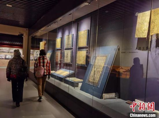 圖為蘭州市民參觀博物館展品?！⌒煅?攝