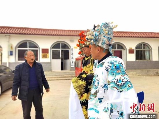 圖為69歲的“苦水高高蹺”國家級傳承人巨海全(左一)，叮囑徒弟們高高蹺練習(xí)技巧要領(lǐng)?！￠Z姣 攝