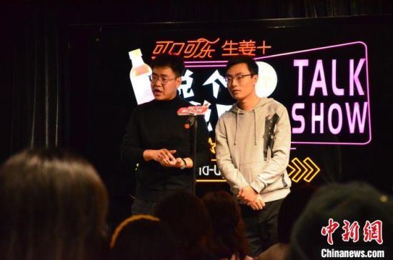 圖為脫口秀演員搭檔表演?！钅?攝