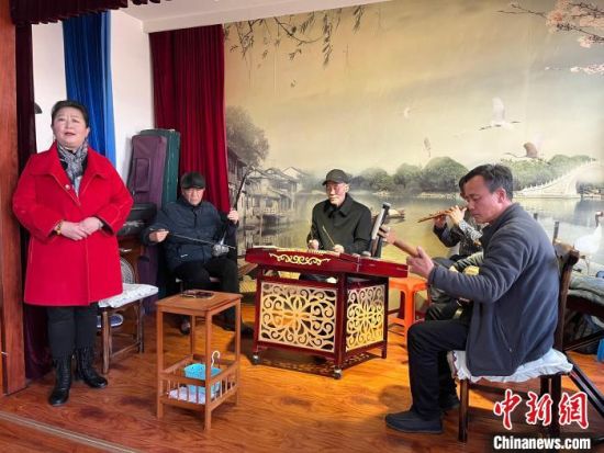 圖為蘭州鼓子表演者王常玉登臺演唱，她是這項(xiàng)入列國家級非物質(zhì)文化遺產(chǎn)的曲藝表演者中，為數(shù)不多的女演員。　張煜曼 攝