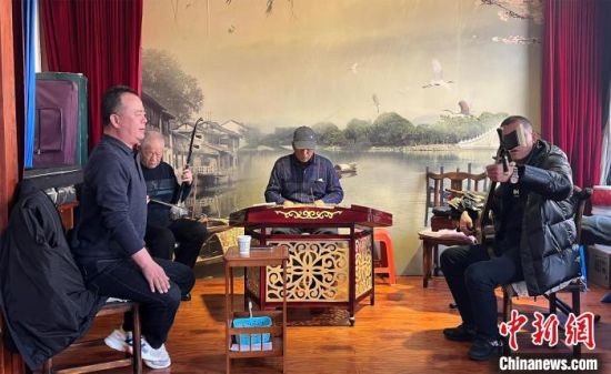 圖為蘭州鼓子愛好者在傳習(xí)所內(nèi)互相搭檔上臺演出?！堨下?攝