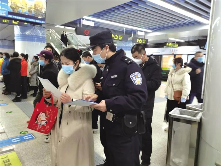 講解詐騙套路 普及“斷卡”常識(shí) 蘭州城關(guān)公安分局、交通治安分局聯(lián)合反詐宣傳進(jìn)地鐵