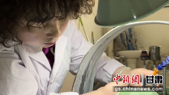 夜光杯制作學(xué)徒謝小琴坦言，雖工作枯燥，但是能夠掌握國家級非遺技藝是很自豪的。王牧雨 攝