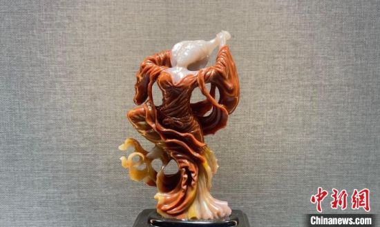 圖為翩然起舞的飛天玉雕?！「攥?攝