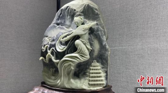 圖為李學(xué)平的玉雕作品?！「攥?攝