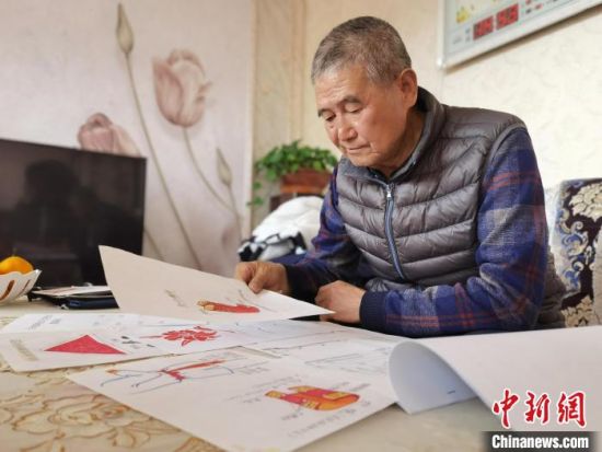 圖為陸鵬飛向記者展示多年帶隊(duì)的手寫(xiě)筆記。　張婧 攝