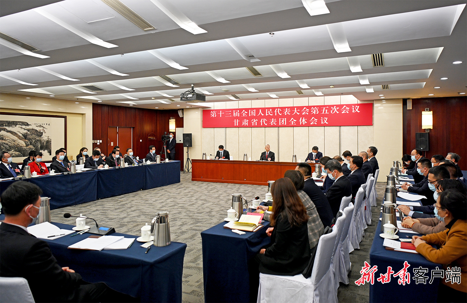 甘肅代表團(tuán)舉行全體會議，尹弘主持并講話