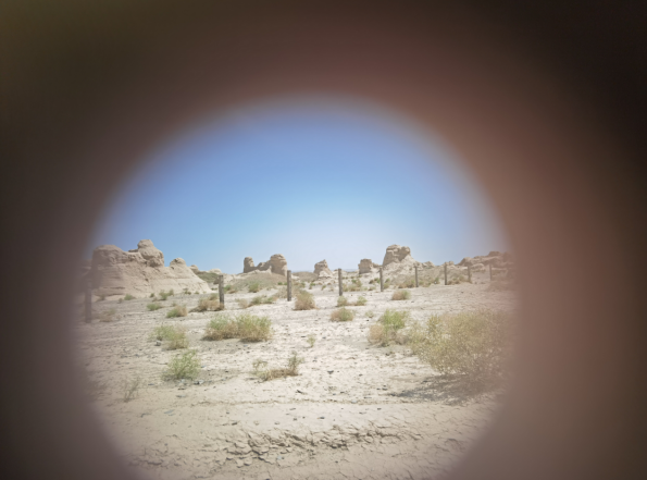 插圖2：透過河西走廊遺存的古陶片孔洞所見。攝影：陳曉斌。拍攝日期：2020年6月。