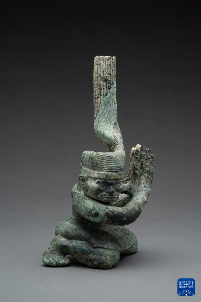 四川廣漢市三星堆商代遺址四號坑出土扭頭跪坐銅人像（資料圖）。