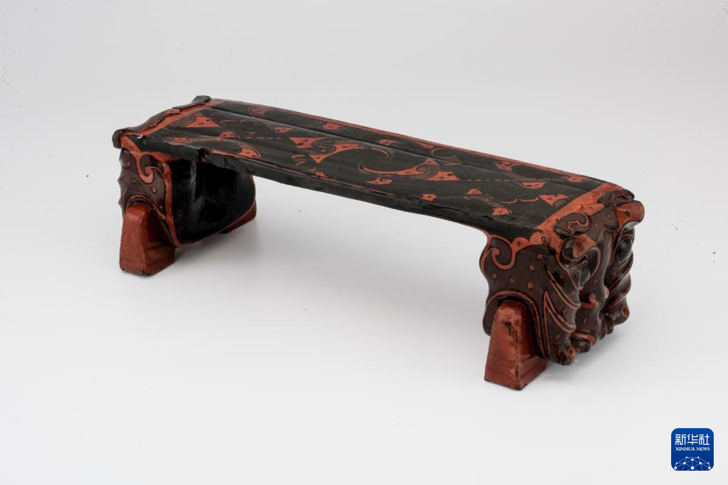 湖北云夢縣鄭家湖戰(zhàn)國秦漢墓地出土漆木虎頭枕（資料圖）。