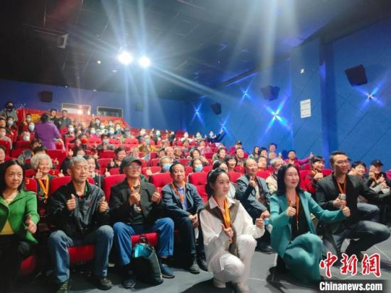 《浴血誓言》主創(chuàng)團隊與到場的紅軍后代合影?！￡愡x斌 攝