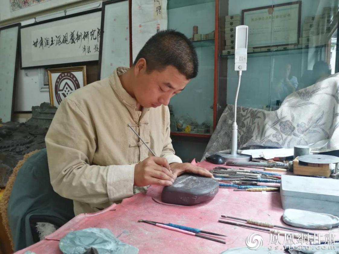 洮硯制作技藝第六代傳人、國家藝術(shù)基金資助青年藝術(shù)家、正高級洮硯雕刻藝術(shù)師李江平十年如一日專注于洮硯制作 圖源自網(wǎng)絡(luò)