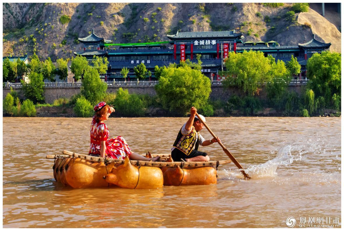 筏子客揮動著劈波斬浪的船槳，槳聲中混搭著風(fēng)聲、水聲和男女對歌的花兒聲。蘭州市文旅局供圖