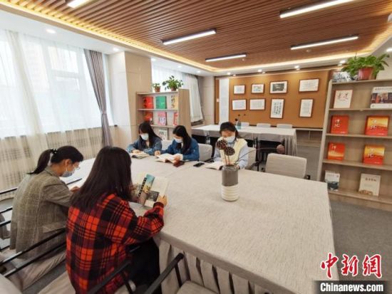 近日，在國網(wǎng)甘肅電力黨校職工書屋，正在舉行青年職工讀書交流活動?！⌒煅?攝