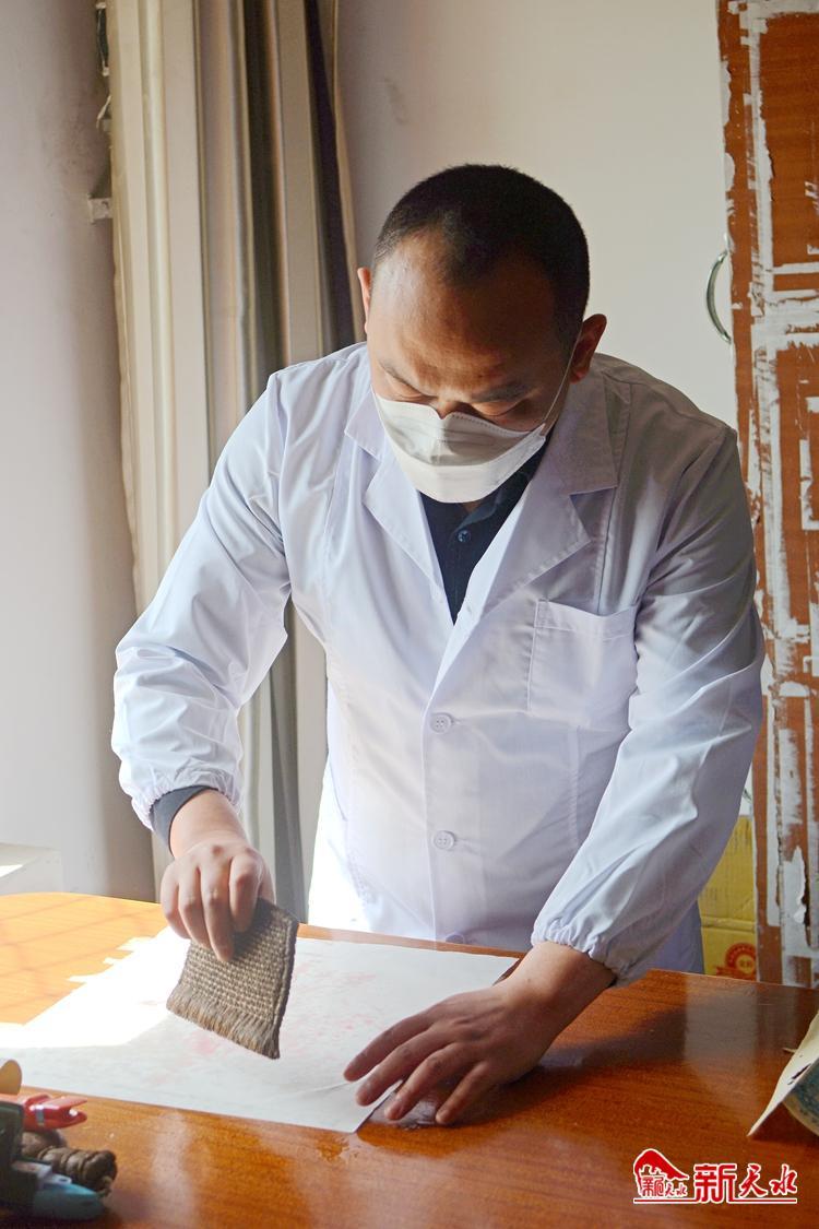 朽爛歷史檔案如何獲新生？看修復(fù)師“妙手回春”