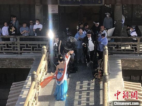 圖為5月以來，“奧大?！敝辈ガF(xiàn)場引游客圍觀?！《鼗褪形麄鞑抗﹫D