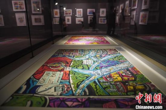 市民參觀少兒美術(shù)展覽。