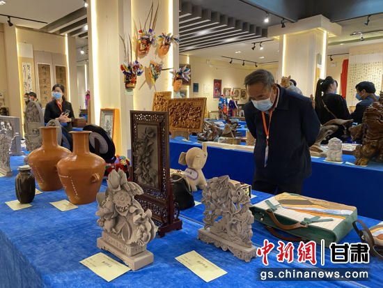 來自全省的近800件作品進(jìn)入專家評審環(huán)節(jié)，作品涵蓋雕塑雕刻、漆器、工藝花畫等多個類別。徐雪 攝